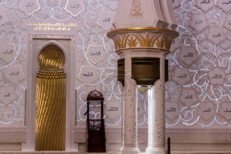 Foto de ABU DHABI, Emiratos Árabes Unidos - 17 de octubre de 2021: Mihrab de la Gran Mezquita Sheikh Zayed en Abu Dhabi, Emiratos Árabes Unidos. - Imagen libre de derechos