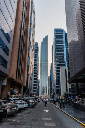 Téléchargez les photos : ABU DHABI, Émirats arabes unis - 18 OCTOBRE 2021 : Allée avec gratte-ciel dans le centre-ville d'Abu Dhabi, Émirats arabes unis. - en image libre de droit