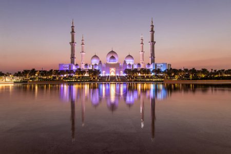 Téléchargez les photos : Vue du soir de la Grande Mosquée Cheikh Zayed à Abu Dhabi, Émirats arabes unis - en image libre de droit