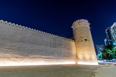 Foto de Vista nocturna del fuerte Qasr Al Hosn en el centro de Abu Dhabi, Emiratos Árabes Unidos. - Imagen libre de derechos