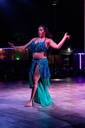 Téléchargez les photos : EAU - 16 OCTOBRE 2021 : Spectacle de danse du ventre dans le désert des Émirats Arabes Unis - en image libre de droit