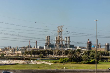 Foto de Vista de una central eléctrica en Dubai, Emiratos Árabes Unidos. - Imagen libre de derechos