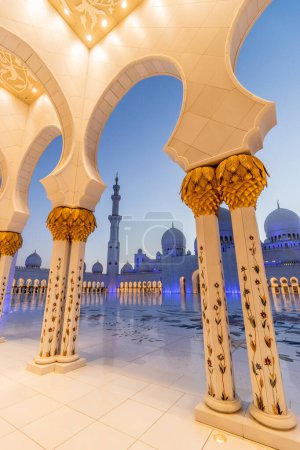 Foto de Patio de la Gran Mezquita Sheikh Zayed en Abu Dhabi, Emiratos Árabes Unidos
. - Imagen libre de derechos