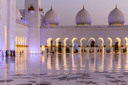 Foto de ABU DHABI, Emiratos Árabes Unidos - 17 de octubre de 2021: Patio de la Gran Mezquita Sheikh Zayed en Abu Dhabi, Emiratos Árabes Unidos. - Imagen libre de derechos
