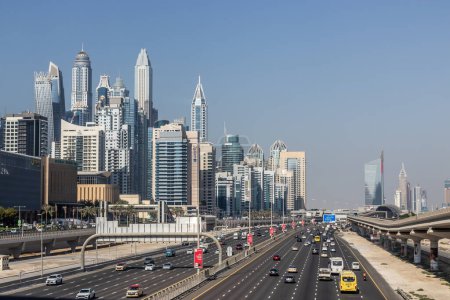 Foto de DUBAI, Emiratos Árabes Unidos - 27 de octubre de 2021: Sheikh Zayed Road y el horizonte de Dubai Marina, Emiratos Árabes Unidos. - Imagen libre de derechos