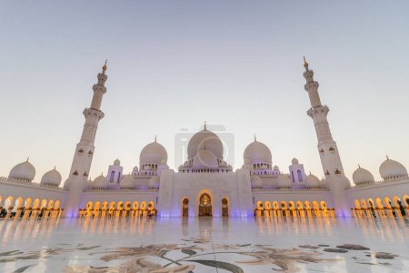 Foto de Patio de la Gran Mezquita Sheikh Zayed en Abu Dhabi, Emiratos Árabes Unidos
. - Imagen libre de derechos