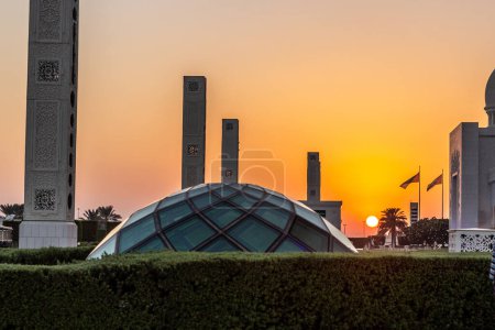 Foto de Puesta de sol en los terrenos de la Gran Mezquita Sheikh Zayed en Abu Dhabi, Emiratos Árabes Unidos. - Imagen libre de derechos