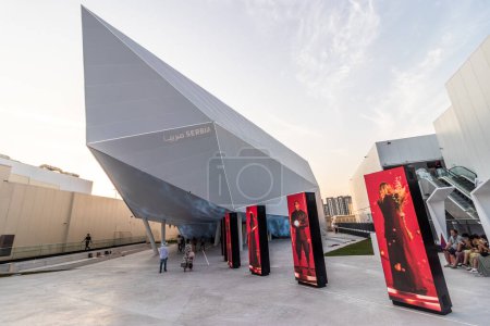 Téléchargez les photos : DUBAI, Émirats arabes unis - 28 OCTOBRE 2021 : Pavillon de la Serbie à l'Expo 2020 à Dubaï, Émirats arabes unis. - en image libre de droit