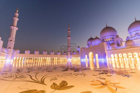 Téléchargez les photos : Cour de la Grande Mosquée Cheikh Zayed à Abu Dhabi, Émirats Arabes Unis
. - en image libre de droit