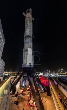 Foto de DUBAI, Emiratos Árabes Unidos - 30 de octubre de 2021: Falcon 9 cohete Primera etapa en el pabellón de Estados Unidos en la Expo 2020 en Dubai, Emiratos Árabes Unidos. - Imagen libre de derechos
