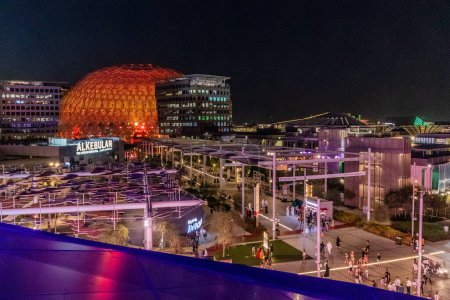 Téléchargez les photos : DUBAI, Émirats arabes unis - 30 OCTOBRE 2021 : Skyline nocturne du parc des expositions Expo 2020 à Dubaï, Émirats arabes unis. - en image libre de droit