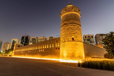 Foto de Vista nocturna del fuerte Qasr Al Hosn en el centro de Abu Dhabi, Emiratos Árabes Unidos - Imagen libre de derechos