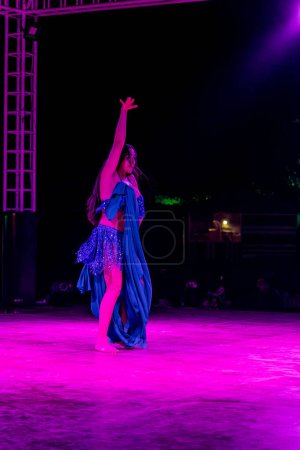 Téléchargez les photos : EAU - 16 OCTOBRE 2021 : Spectacle de danse du ventre dans le désert des Émirats Arabes Unis - en image libre de droit