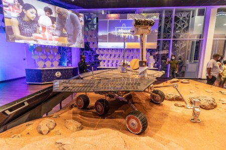 Téléchargez les photos : DUBAI, Émirats Arabes Unis - 30 OCTOBRE 2021 : Mars Exploration Rover au pavillon des États-Unis à l'Expo 2020 à Dubaï, Émirats Arabes Unis. - en image libre de droit