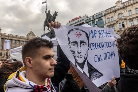 Foto de PRAGA, REPÚBLICA CHECA - 27 DE FEBRERO DE 2022: Protesta contra la invasión rusa de Ucrania en Praga, República Checa. - Imagen libre de derechos
