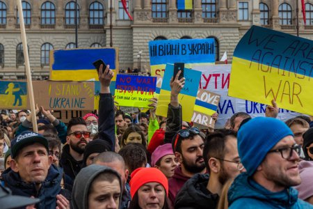 Foto de PRAGA, REPÚBLICA CHECA - 27 DE FEBRERO DE 2022: Protesta contra la invasión rusa de Ucrania en la Plaza de Wenceslao en Praga, República Checa. - Imagen libre de derechos
