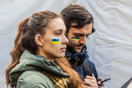 Foto de PRAGA, REPÚBLICA CHECA - 27 DE FEBRERO DE 2022: Participantes de la protesta contra la invasión rusa de Ucrania en la Plaza Wenceslao en Praga, República Checa. - Imagen libre de derechos