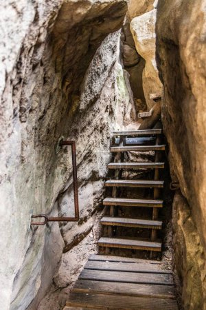 Foto de Escaleras a las ruinas del castillo de roca Saunstejn en el Parque Nacional de la Suiza Checa, República Checa - Imagen libre de derechos