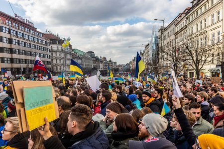 Téléchargez les photos : PRAGUE, RÉPUBLIQUE TCHÈQUE - 27 FÉVRIER 2022 : Manifestation contre l'invasion russe de l'Ukraine sur la place Venceslas à Prague, République tchèque. - en image libre de droit