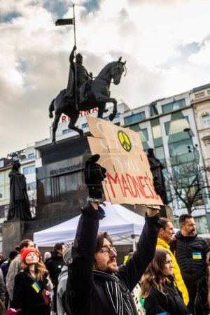 Foto de PRAGA, REPÚBLICA CHECA - 27 DE FEBRERO DE 2022: Protesta contra la invasión rusa de Ucrania en la Plaza de Wenceslao en Praga, República Checa. - Imagen libre de derechos