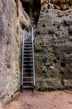 Foto de Escaleras a la ruina del castillo de Falkenstejn en el Parque Nacional de la Suiza Checa, República Checa. Placa conmemorativa de Bohumil Kletecka que murió allí. - Imagen libre de derechos