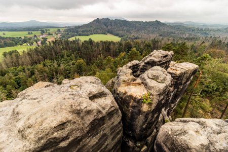 Foto de Paisaje del Parque Nacional de la Suiza Checa visto desde el castillo de roca de Saunstejn, República Checa. - Imagen libre de derechos