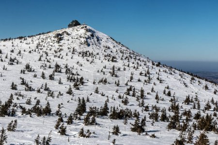 Foto de Paisaje de las montañas Krkonose (Gigante), República Checa. Cabaña de montaña polaca en Szrenica visible. - Imagen libre de derechos