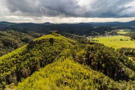 Téléchargez les photos : Havrani skala rock dans le parc national de la Suisse tchèque, République tchèque - en image libre de droit