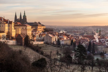 Téléchargez les photos : Tôt le matin, vue sur Prague, République tchèque - en image libre de droit