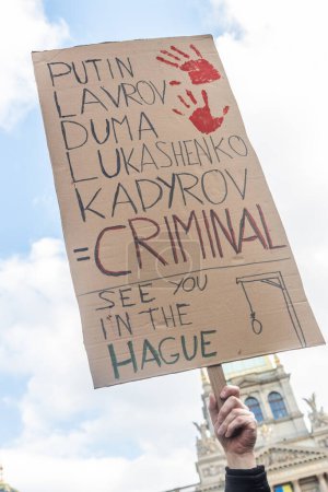 Téléchargez les photos : PRAGUE, RÉPUBLIQUE TCHÈQUE - 27 FÉVRIER 2022 : Affiche lors de la manifestation contre l'invasion russe de l'Ukraine à Prague, République tchèque. - en image libre de droit