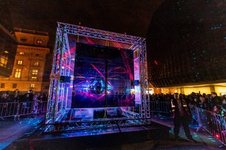 Foto de PRAGA REPÚBLICA CHECA - 14 DE OCTUBRE DE 2022: QUADD instalación láser del Festival de la Señal en Praga, Chequia - Imagen libre de derechos