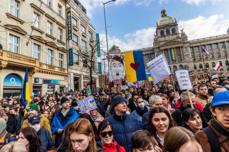 Téléchargez les photos : PRAGUE, RÉPUBLIQUE TCHÈQUE - 27 FÉVRIER 2022 : Manifestation contre l'invasion russe de l'Ukraine sur la place Venceslas à Prague, République tchèque. - en image libre de droit