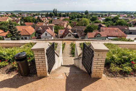 Téléchargez les photos : Vue aérienne de la ville de Lysa nad Labem depuis les terrasses du monastère, République tchèque - en image libre de droit