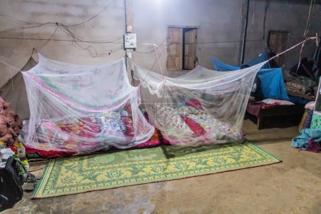 Téléchargez les photos : NAMKHON, LAOS - 18 NOVEMBRE 2019 : Zone de sommeil dans une maison de village dans le village de Namkhon près de la ville de Luang Namtha, Laos - en image libre de droit