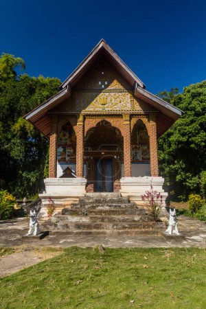 Téléchargez les photos : Temple à Donkhoun (Done Khoun) village près de Nong Khiaw, Laos - en image libre de droit