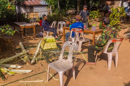 Téléchargez les photos : DONKHOUN, LAOS - 27 NOVEMBRE 2019 : Des villageois préparent un navire flottant pour apaiser les esprits dans le village de Donkhoun (Done Khoun) près de Nong Khiaw, Laos - en image libre de droit