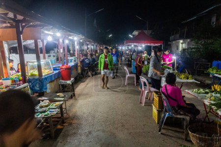 Foto de LUANG NAMTHA, LAOS - 14 DE NOVIEMBRE DE 2019: Vista del cercano mercado de alimentos en la ciudad de Luang Namtha, Laos - Imagen libre de derechos