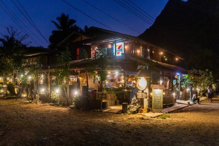 Téléchargez les photos : MUANG NGOI NEUA, LAOS - 24 NOVEMBRE 2019 : Vue de nuit d'une rue du village de Muang Ngoi Neua, Laos. - en image libre de droit