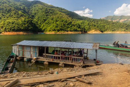 Téléchargez les photos : NAM OU, LAOS - 23 NOVEMBRE 2019 : Restaurant flottant au réservoir Nam Ou 5, Laos - en image libre de droit