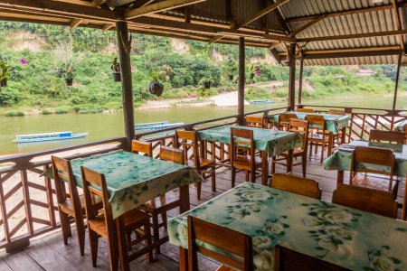 Foto de Vista del río Nam Ou desde un restaurante en la ciudad de Muang Khua, Laos - Imagen libre de derechos