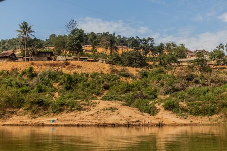 Téléchargez les photos : Village au-dessus des eaux du réservoir Nam Ou 3, Laos - en image libre de droit