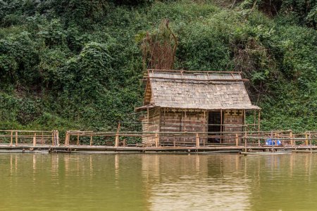 Casa flotante en el río Nam Ou, Laos