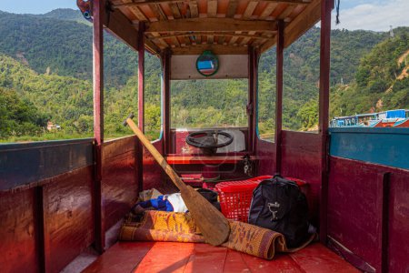 Roue d'un bateau fluvial dans la ville de Muang Khua, Laos
