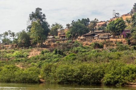 Dorf über dem Wasser des Stausees Nam Ou 3, Laos
