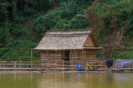 Téléchargez les photos : Maison flottante à Nam Ou River, Laos - en image libre de droit