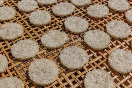 Téléchargez les photos : Gâteaux de riz séchés dans le village de Muang Ngoi Neua, Laos. - en image libre de droit