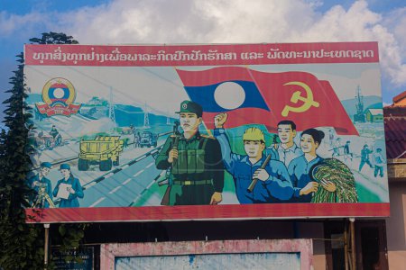 Téléchargez les photos : PHONGSALI, LAOS - 21 NOVEMBRE 2019 : Affiche de propagande communiste à Phongsali, Laos - en image libre de droit