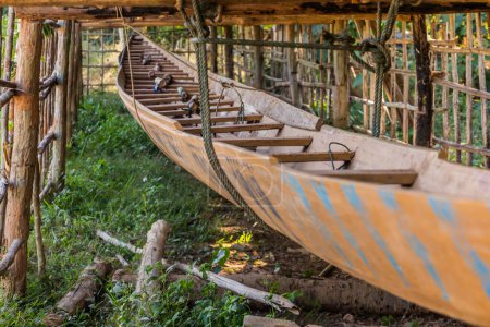 Téléchargez les photos : Long bateau dans le village Hathouan près de Nong Khiaw, Laos - en image libre de droit