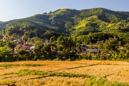 Téléchargez les photos : Village près de Luang Namtha ville, Laos - en image libre de droit
