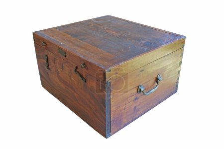 Téléchargez les photos : Boîte en bois vintage isolée sur fond blanc, objet pour votre design - en image libre de droit